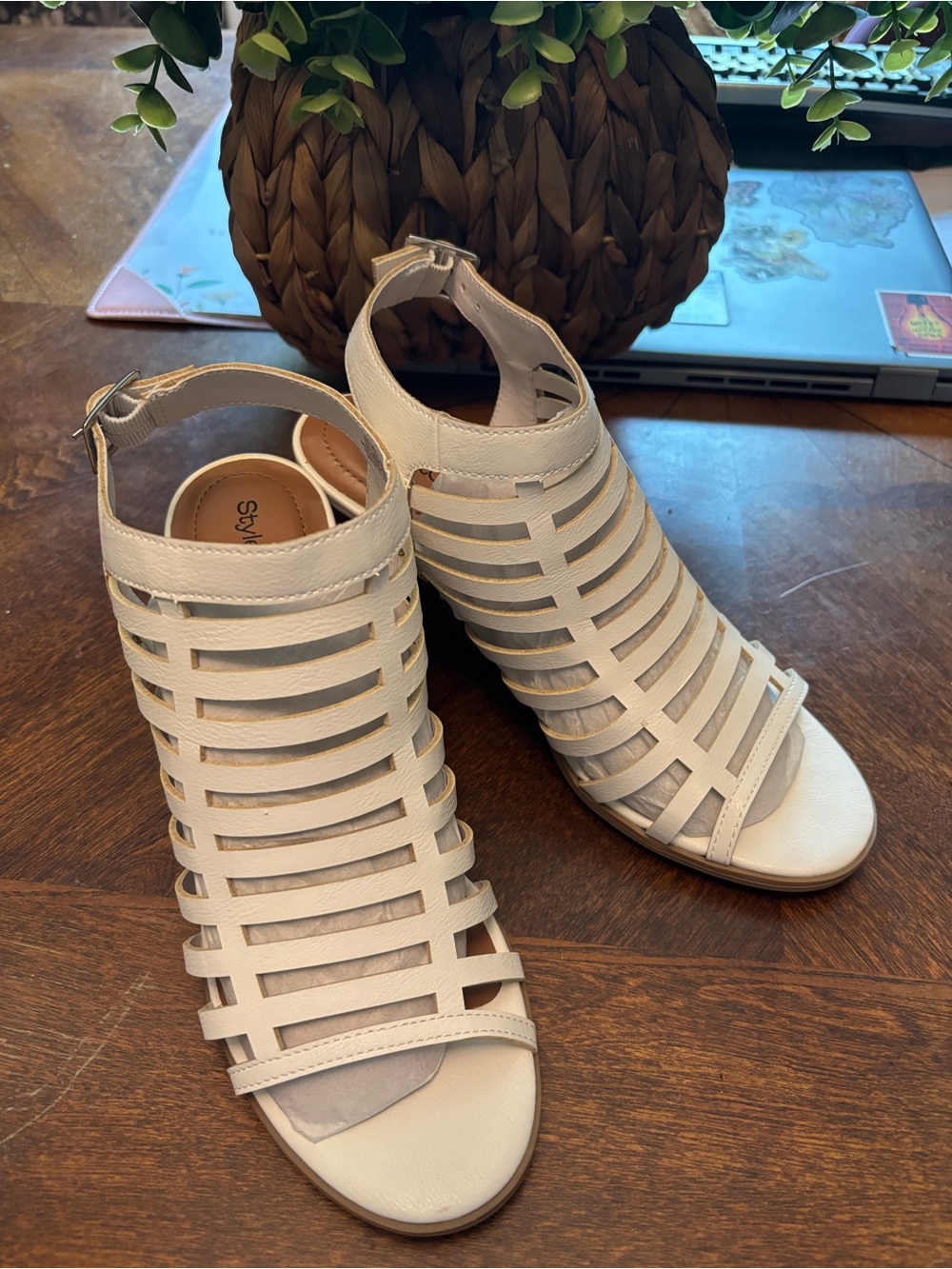 NEW Women's White Strappy Cage Sandals with Back Zip Size 7